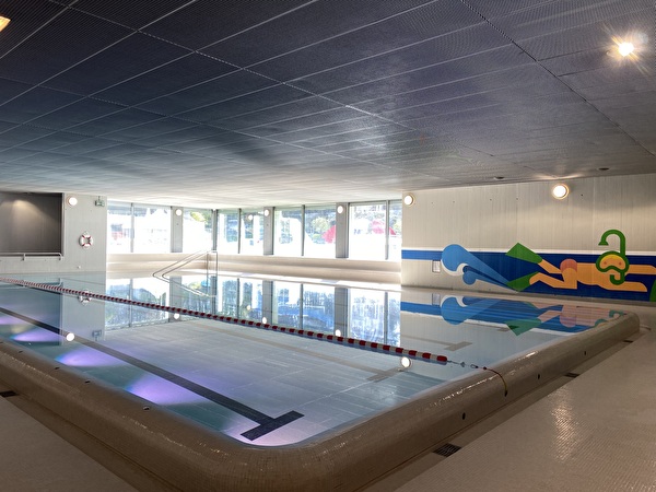 Einen Blick auf das Nichtschwimmerbecken, wo der Kurs durchgeführt wird. 