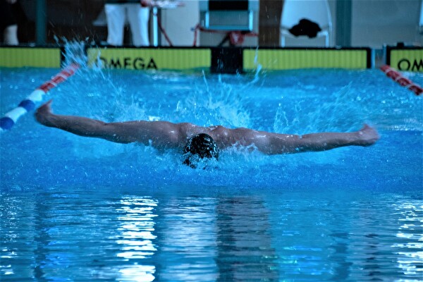 Schwimmer im Wasser mit einigen Spritzer