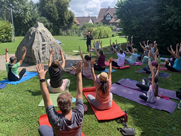 Eine Yogalektion auf der Stadtparkwiese in Kloten.