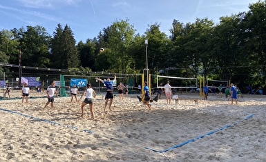 Ein hart umkämpftes Spiel auf der Beachvolleyballanlage.
