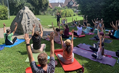 Eine Yogalektion auf der Stadtparkwiese in Kloten.