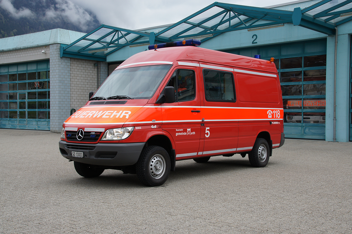 <b>Fahrzeugdaten</b>
Kurzbezeichnung: ELF
Funkrufname: AGO 5
Fz Marke / Typ: Mercedes - Benz / Sprinter 316 CDI
Jahrgang: 2003 / Umbau 2016
Motor: 5 Zylinder Diesel Turbo (156 PS)
Antrieb: Allrad
Gesamtgewicht: 3'500 kg


<b>Fahrzeugaufbau (Rüegg AG, Ibach)</b>
6 Sitzplätze, 2 Funkplätze
8 Handfunk, 1 Polycom, Drucker / Scanner
Schreibunterlagen, Plakate GEL
Absicherungsmaterial VD
Seilwinde für Module
Rockinger Anhängevorrichtung
Lautsprecher


<b>Einsatzbereich</b>
Einsatzführung
Verkehrsdiensteinsätze
Zugfahrzeug
Mannschaftstransport