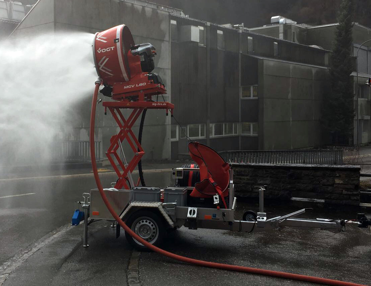 <b>Fahrzeugdaten</b>
Kurzbezeichnung: MGV
Funkrufname: AGO MGV
Marke / Typ: Big Tempest MGV L80 B Typ Spped
Jahrgang: 2018
Motor: 2-Zylinder-Benzin
Volumenleistung Ventilator: ca. 70'000 m3/h
Volumenleistung als Injektorlüfter: ca. 200'000 m3/h
Hubvorrichtung: 1.20 m
Wassernebelsystem: 170 l/min bei 7 bar 

<b>Einsatzbereiche</b>
Lüften / Entrauchen
Halten (Wassernebel als Schutzwand)
Niederschlagen von Dämpfen
