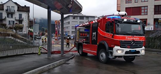 2025/4: Goldau, Bahnhofstrasse, Rauch