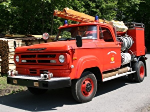 <b>Fahrzeugdaten</b>
Kurzbezeichnung: TLF
Funkrufname: AGO 3 (vor Zusammenlegung)
Fz Marke / Typ: Mowag W 300 Allrad
Jahrgang: 1971
Motor: V8 Benzinmotor(210 PS)
Antrieb: Allrad
Gesamtgewicht: 5'900 kg


<b>Fahrzeugaufbau (Mowag, Kreuzlingen)</b>
Einfachkabine
3 Sitzplätze
1'450 l Wassertank
Aspi-Tamini Feuerlöschpumpe Typ 3
2 Schnellangriffe Wasser à 60 m
1 Schiebeleiter



<b>Einsatzbereich</b>
Ersteinsatzfahrzeug
Brand
Rettungen