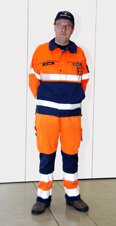 Das Übergewand wurde 2008 neu beschafft und löst das alte Tenue orange ab. Da wir auch in diesem Gewand Aufgaben im Verkehrsdienst leisten wurde ein neues Tenue beschafft, welches den Anforderungen für den Strassenverkehr gemäss EN 471 genügt.