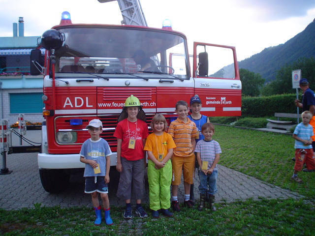 Gruppenbild vor der Autodrehleiter