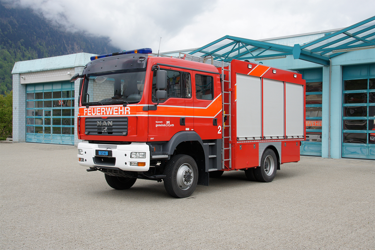 <b>Fahrzeugdaten</b>
Kurzbezeichnung: PIO
Funkrufname: AGO 2
Fz Marke / Typ: MAN TGM 13.280 DOKA
Jahrgang: 2007
Motor: 6-Zylinder-Diesel Turbo (280 PS)
Antrieb: Allrad
Gesamtgewicht: 10'000 kg


<b>Fahrzeugaufbau (Nutzfahrzeug AG Zentralschweiz, Emmen)</b>
6 Sitzplätze
6 Handfunk
Pioniermaterial
Lichtmast
Rettungsgeräte
Schiebeleiter
Stützenleiter
Modulwagen
Oelwehrmaterial


<b>Einsatzbereich</b>
Pionierdienst / technische Hilfeleistung
Strassenrettungen
Brand
Transporte
