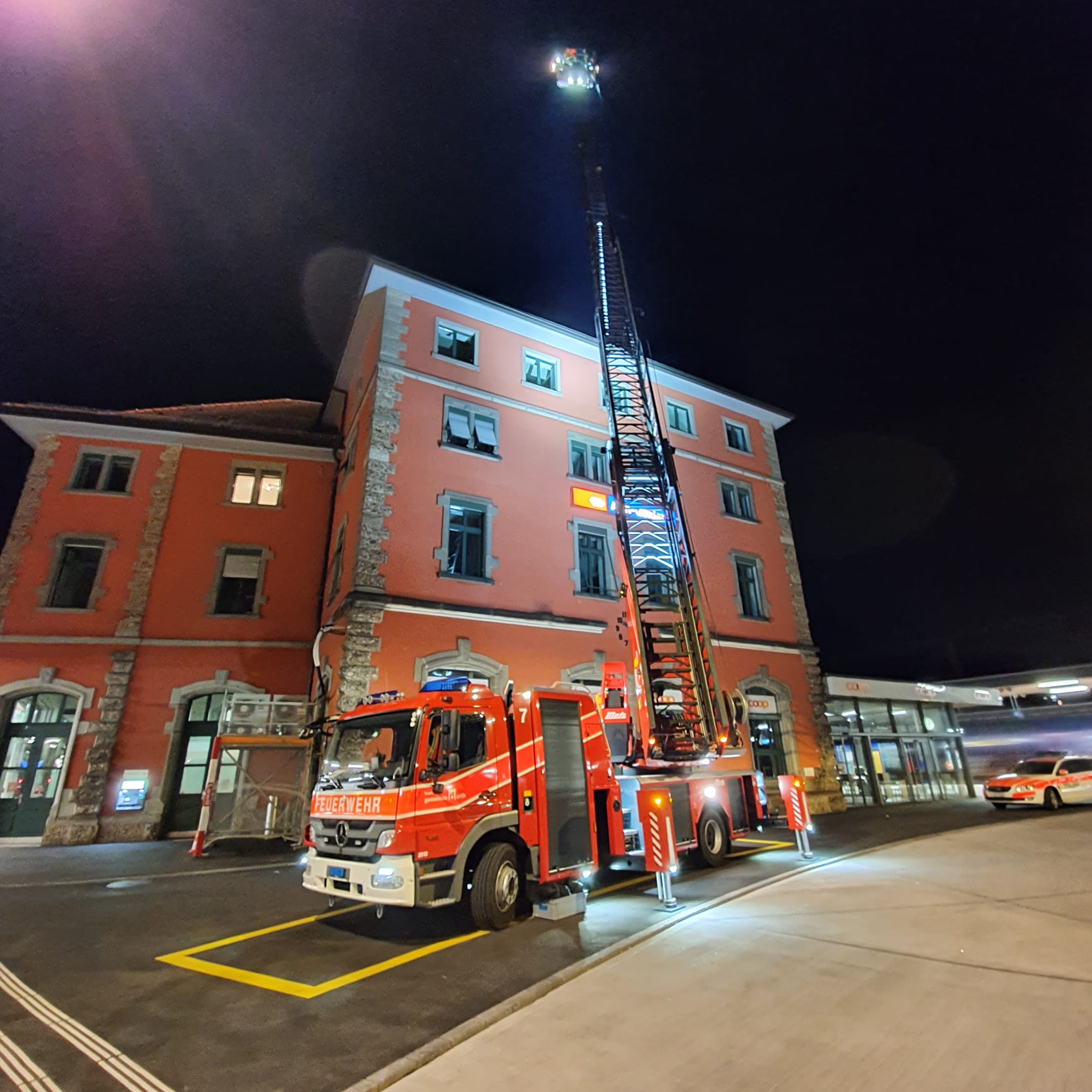 Stellübung Autodrehleiter am Bahnhofsgegbäude in Goldau
