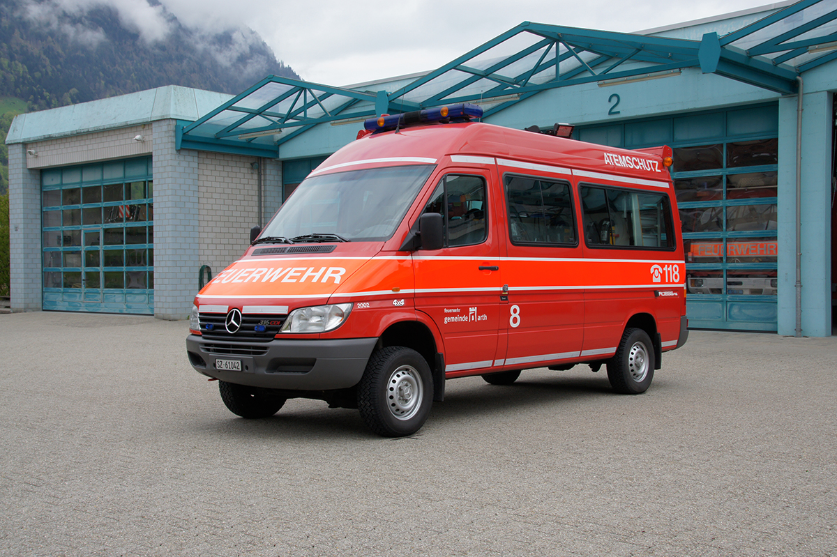 <b>Fahrzeugdaten</b>
Kurzbezeichnung: AS
Funkrufname: AGO 8
Fz Marke / Typ: Mercedes Sprinter MB 316 CDI
Jahrgang: 2002
Motor: 5 Zylinder, Diesel mit Abgasturbolader (156 PS)
Antrieb: Allrad
Gesamtgewicht: 3'500 kg

<b>Fahrzeugaufbau (Rüegg AG, Ibach)</b>
9 Sitzplätze
6 Plätze für AS-Geräte
4 Handfunk
Schreibtisch
Lautsprecheranlage
Standheizung
Kommunikationsmittel (Telefon, Fax, Funkarbeitsstationen)
Wetterschutz
Einsatzpläne
Material für Führung von Grossereignissen
Sicherungs- und Absperrmaterial
Rockinger -und Kugelkopfanhängerkupplung


<b>Einsatzbereich</b>
Atemschutzfahrzeug
Einsatzleitung
Zugfahrzeug