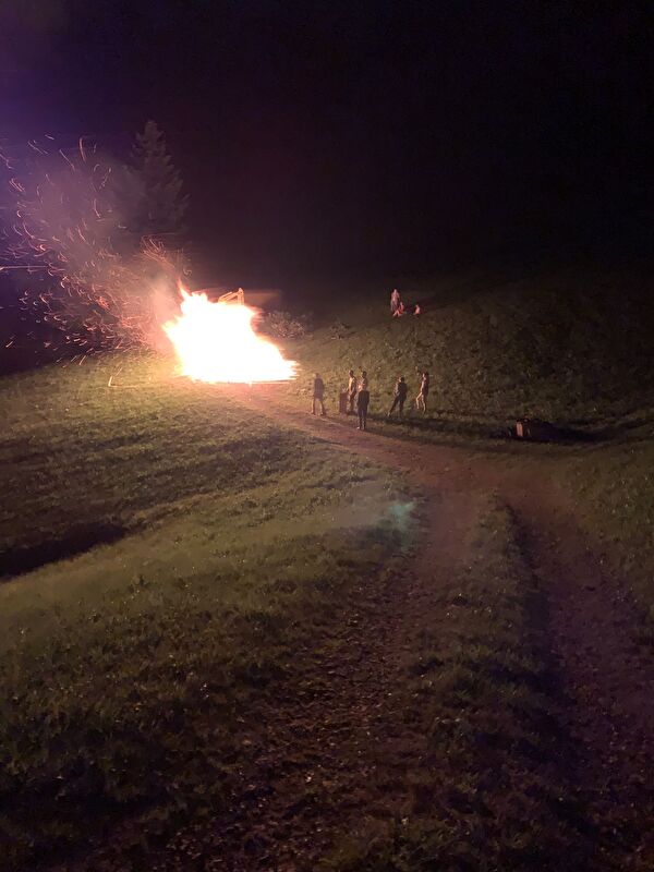 2022/27: Goldau, Schönenbodenstrasse, Kontrolle Höhenfeuer 1. August