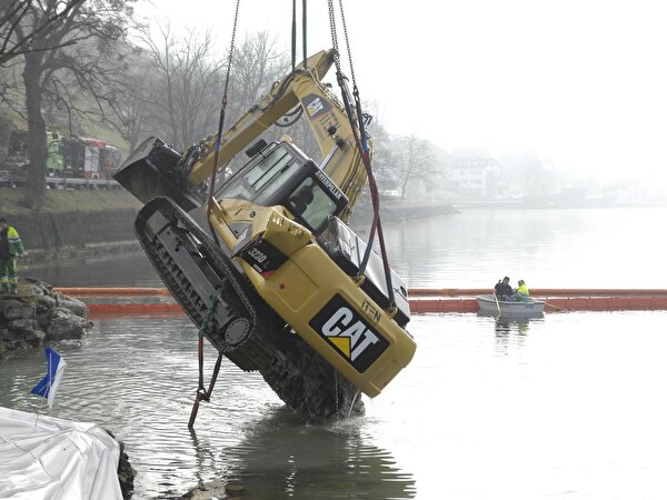 Bergung Bagger aus dem Zugersee