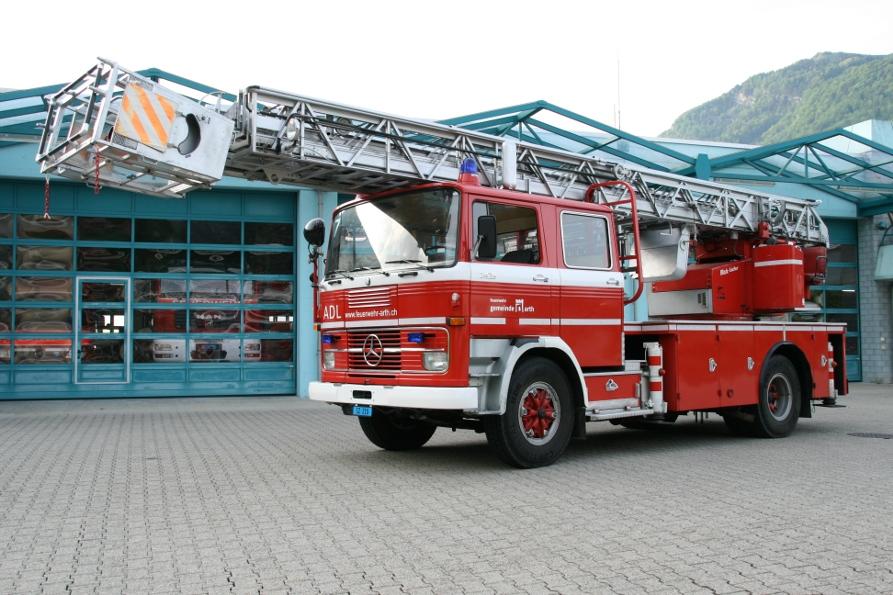 <b>Fahrzeugdaten</b>
Kurzbezeichnung: ADL
Funkrufname: AGO 7
Fz Marke / Typ: Mercedes - Benz / LP 1419
Jahrgang: 1977
Motor: 6 Zylinder-Diesel
Antrieb: Hinterachse
Gesamtgewicht: 14'000 kg


<b>Fahrzeugaufbau (Metz Aerials GmbH, D-Karlsruhe)</b>
METZ Leiter DL 30 / mit montierbarem Korb
Rettungshöhe 30 m
Motorspritze Typ 2 am Heck
Wasserwerfer an Korb montierbar


<b>Einsatzbereich</b>
Rettungen
Löscheinsatz
Technische Hilfeleistung