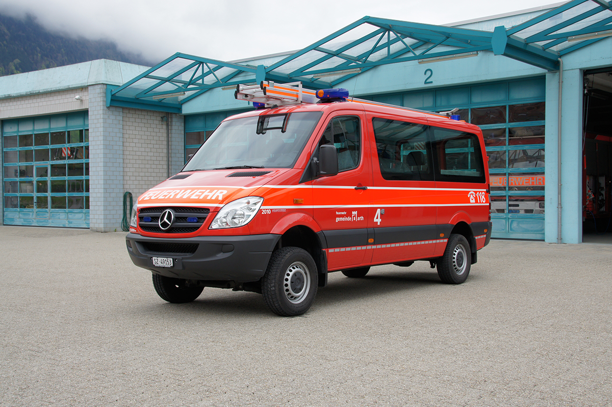 <b>Fahrzeugdaten</b>
Kurzbezeichnung: MB-Bus
Funkrufname: AGO 4
Fz Marke / Typ: Mercedes - Benz / Sprinter 315 CDI
Jahrgang: 2010
Motor: 4 Zylinder Diesel Turbo (150 PS)
Antrieb: Allrad
Gesamtgewicht: 3'500 kg


<b>Fahrzeugaufbau (Rüegg AG, Ibach)</b>
9 Sitzplätze
4 Handfunkgeräte
Schiebeleiter
Rockinger Anhängevorrichtung
Beleuchtungsmaterial
Notstromaggregat


<b>Einsatzbereich</b>
Mannschaftstransport
Zugfahrzeug