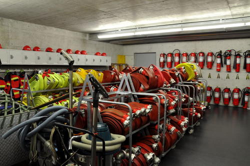 Nach einem Einsatz werden die Fahrzeuge wieder vollständig bestückt um die Einsatzbereitschaft wieder herzustellen. Im Materiallager findet sich daher Schlauchmaterial. Weiteres Einsatzmaterial wie Wassersauger, Verkehrsmaterial, Ersatz- und Übungsgeräte sind hier gelagert. Daneben dient das Materiallager auch den männlichen Jugendfeuerwehrangehörigen als Umkleideraum.