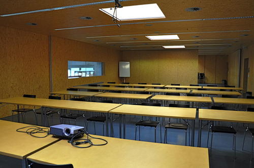 Im Theorieraum finden die theoretischen Ausbildungen und Besprechungen statt. Durch zwei Schiebewände kann der Saal in drei Räume unterteilt werden.

Es besteht die Möglichkeit, die Räume auch private und geschäftliche Anlässe bei der Feuerwehr zu mieten. Weitere Informationen erhalten Sie beim Feuerwehrsekretariat.