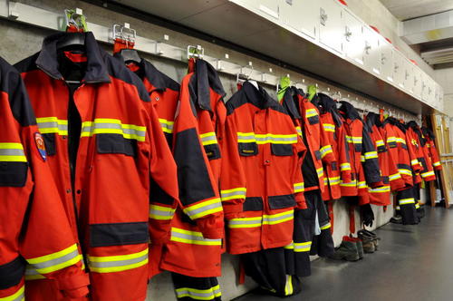 Im Materialraum ist auch die Garderobe für die männlichen Jugendfeuerwehrangehörigen untergebracht. Die Mädchen der Jugendfeuerwehr dürfen sich in der separaten Frauengarderobe umziehen.