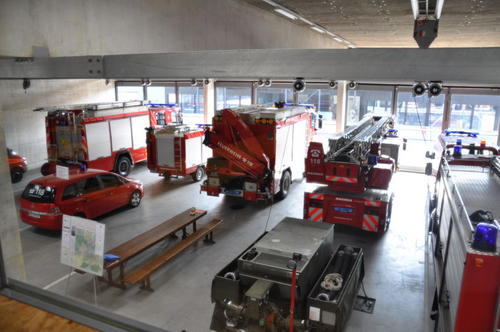 In der Fahrzeughalle sind die Feuerwehrfahrzeuge und Anhänger untergebracht. Ebenfalls sind hier vorbereitete Paletten mit Nachschubmaterial (z.B. Schaumextrakt, Oelbindemittel, usw). gelagert. 