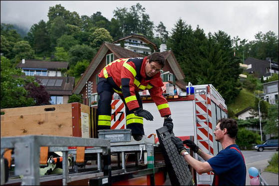 Elemente der Schlauchbrücken wird ab dem <LINK http://www.ffz.ch/de/material/mittel/welcome.php?action=showpict&picid=27&galid=6>Schlauchverlegeanhänger 110mm</LINK> abgeladen.