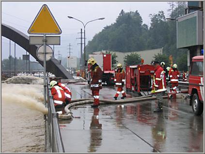 In einem Industriegebiet in Emmen war ein Detachement der FFZ mit grossen Pumpen (MS Typ 4 und Hydrosub) im Einsatz.