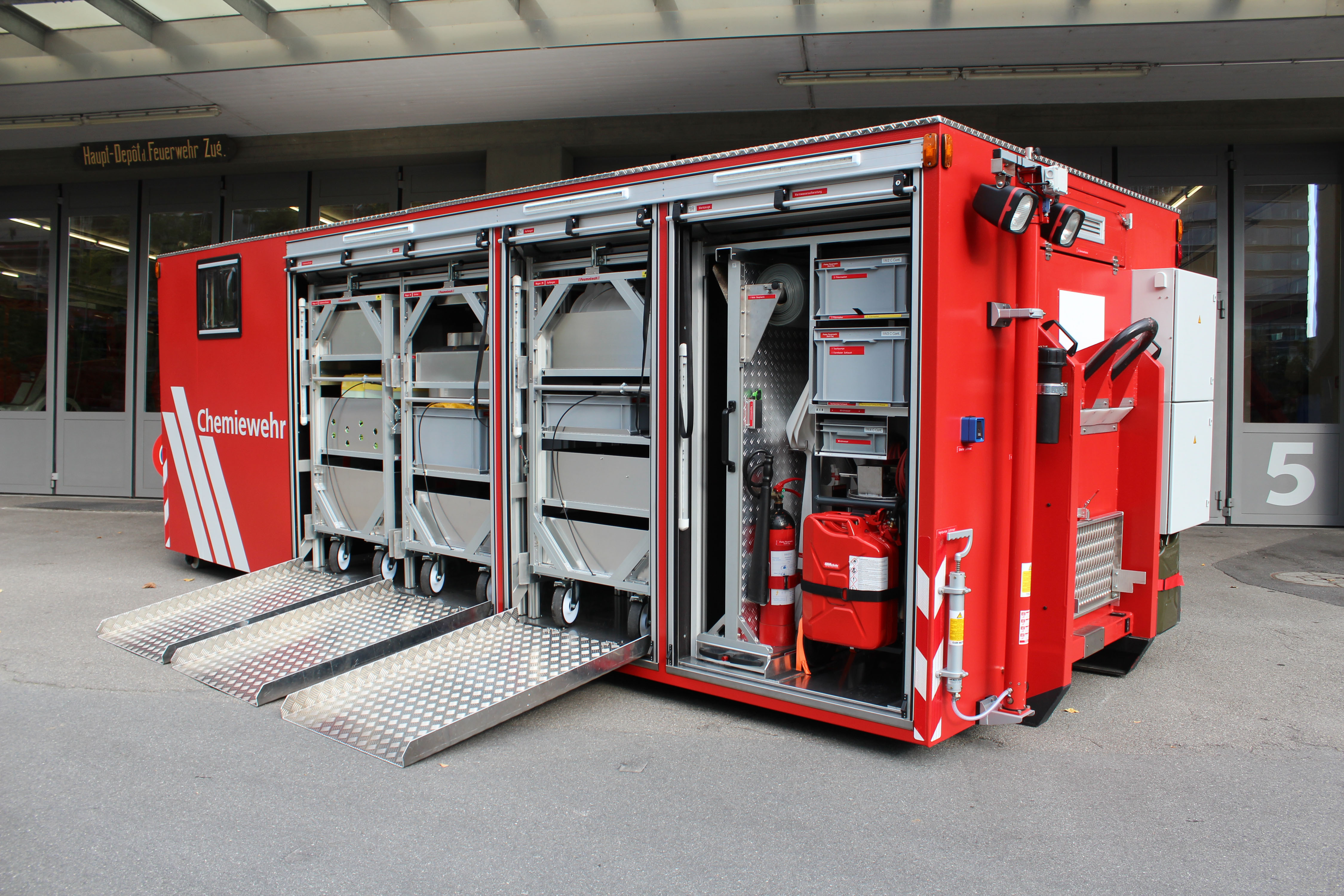 Feumotech, 2014
Vorne: Generator, Scheinwerfer, Kabelrollen, Heizofen, Pickel, Schaufel, Windmesser, Fass, Absperrmaterial, HotBox
Innenraum: Stabpumpe, Elro Pumpe, Auffangkombination, Potentialausgleichsmaterial, Schnelleinsatzzelt, Chemielüfter, Elektrolüfter, Beleuchtungsmaterial, Kabelrollen, Generator, Ölbinder, Laugen- und Säurebinder, Dichtkissen, Dichtmaterial, Auffangwannen
Hinten: IBC Container, Paloxen, Messgeräte, Stahlfass, Entsorgungsfass, Literatur