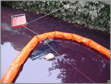 Das ausgelaufene Heizöl schwimmt auf der Wasseroberfläche. 