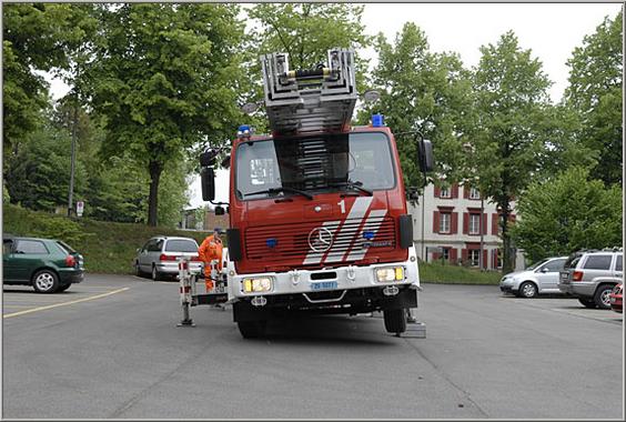 Auch unsere Drehleiter mit einigen Jahren auf dem Buckel schafft diverse Spezialabstützungen für den Unterfluhrbereich.