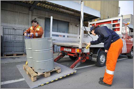 Beladen des Brückenfahrzeuges mit Hebebühne