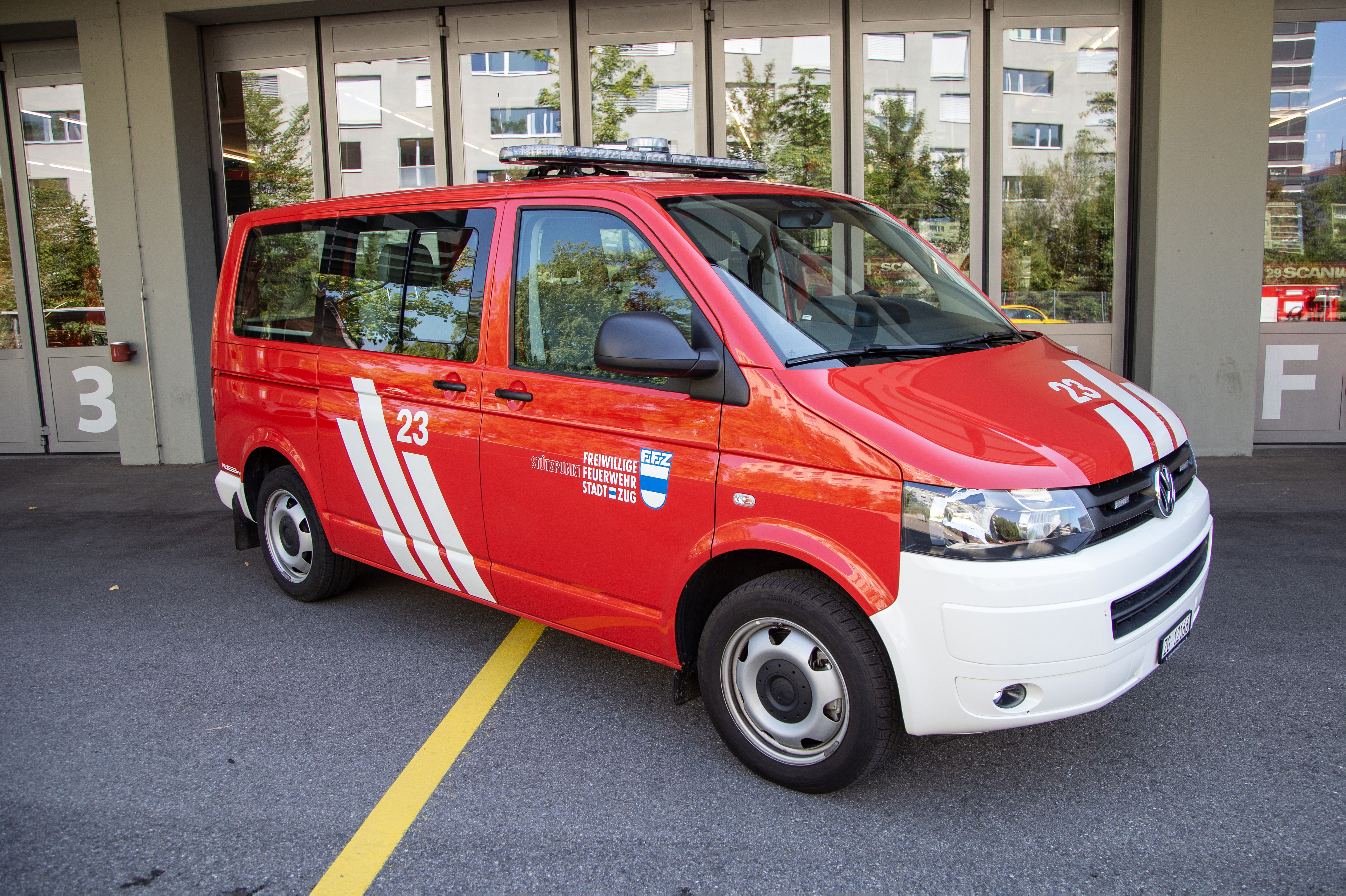 VW T5, 2014, Motor: 4 Zylinder Diesel, 180 PS, Allrad, Gewicht: 3.2 t, Länge: 4.9 m, Höhe: 2.2 m, Breite: 1.9 m, 9 Plätze
Aufbau: Faltsignale, Blitzleuchten, Handlampe, Stablampen, Handfunkgerät, Absperrband