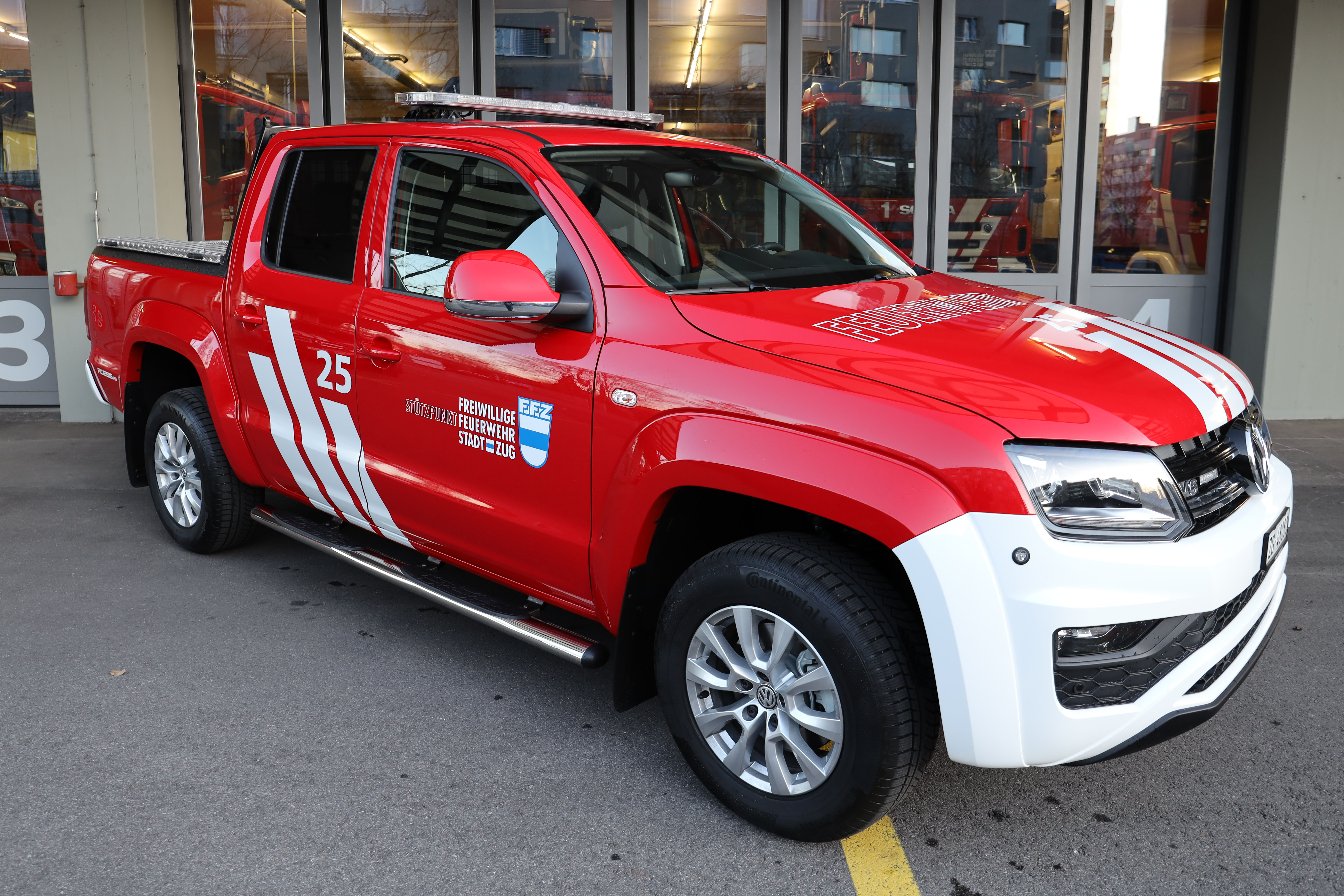 VW Amarok, 2019, 6 Zylinder TDI, 204 PS, Allrad permanent, Gewicht: 3.08 t, Länge: 5.32 m, Breite: 1.95 m, 5 Plätze
Aufbau: Zurrgurten, Faltsignale, Blitzleuchten, Handlampen, Handfunkgerät, Stablampen, Sicherungsnetz, Absperrband