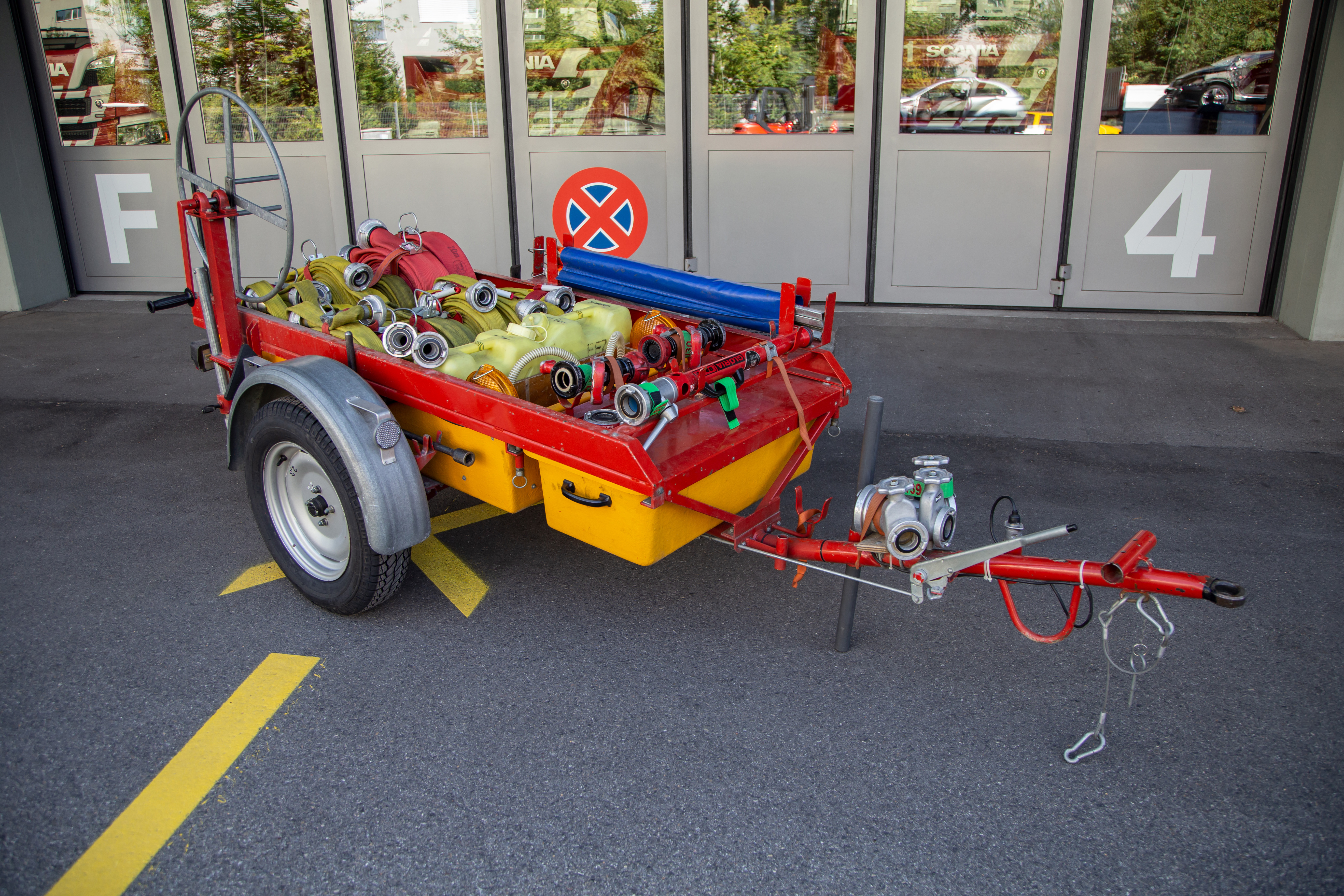 Ehrsam, 1992, Gewicht: 550 kg, Länge: 3.3 m, Höhe: 1.4 m, Breite: 1.4 m
Aufbau: Druckleitung 40, Transportleitung 75, Teilstück, Schaumkonzentrat, Schaumbeimischer, Hydrantenschlüssel, Schlauchaufwickler, Blitzleuchten, Faltsignale, Strahlrohre, Schaumrohr, Übergangsstück