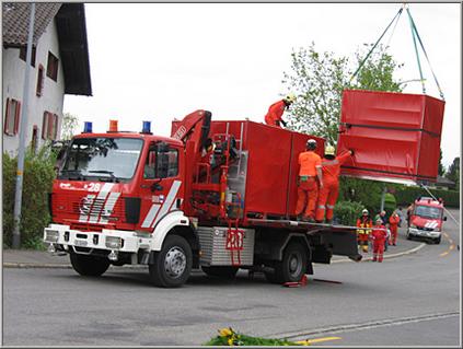 Die Elemente werden nach dem Einsatz mit dem Heli auf der Pionierbrücke abgesetzt.