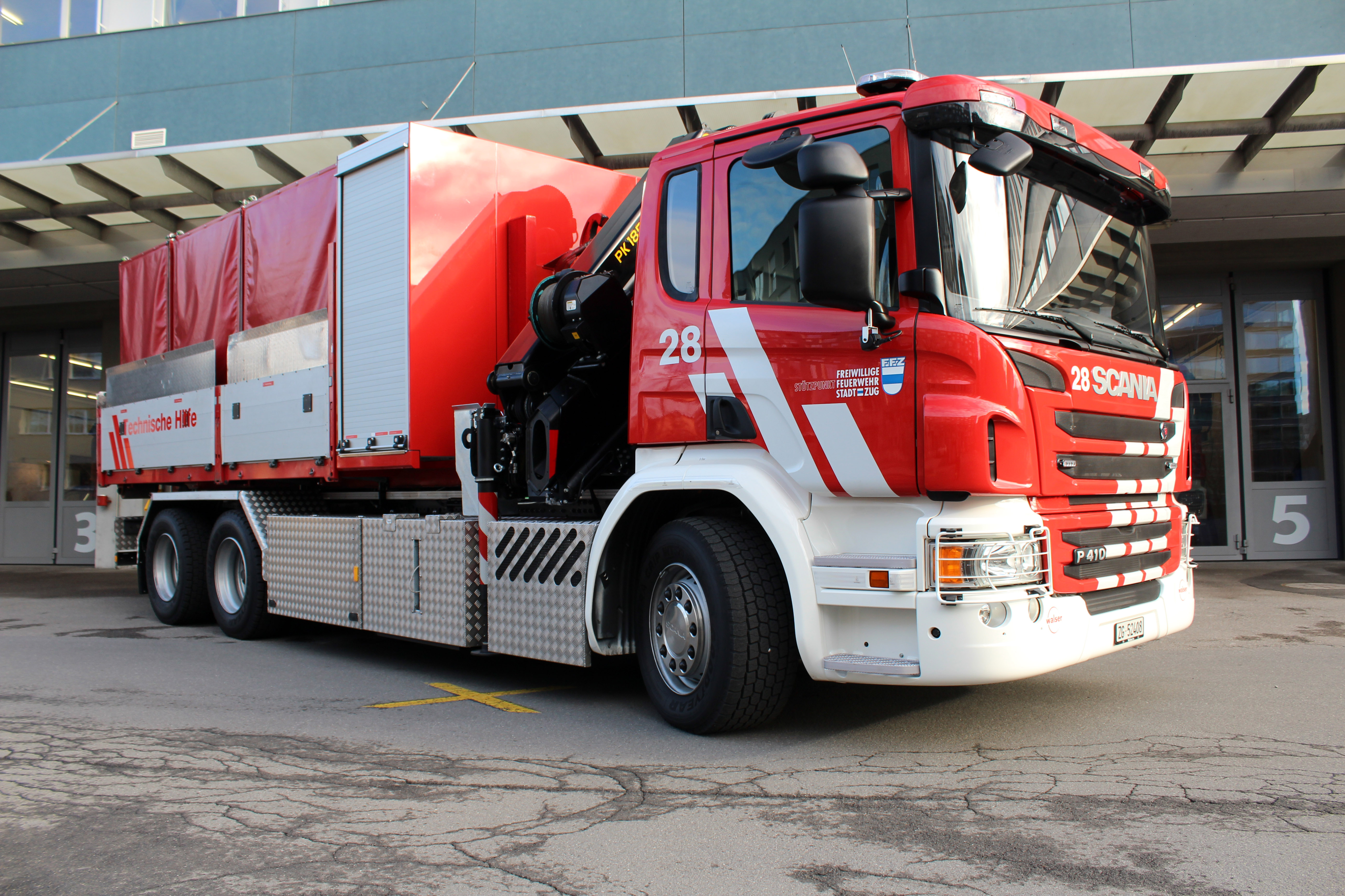 Scania P410LB 6x4, 2015; V6 Zylinder Diesel 410 PS, Heckantrieb 6x4, Gewicht: 26 t, Länge: 9.3 m, Höhe: 3.6 m, Breite: 2.55 m, 3 Plätze
Aufbau: Hakengerät, Kran Palfinger PK 18502 SH 18, Zurrgurten, Faltsignale, Blitzleuchten, Handlampen, Handfunkgerät, Stablampen, Absperrband, Ölbinder, Werkzeugkiste, Diverse Gehänge, Schutzhelm