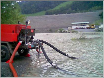 Eine MS Typ 4 der FFZ unterstützt die örtliche Feuerwehr in Brunnen beim abpumpen eines unter Wasser stehenden Industriebetriebes.