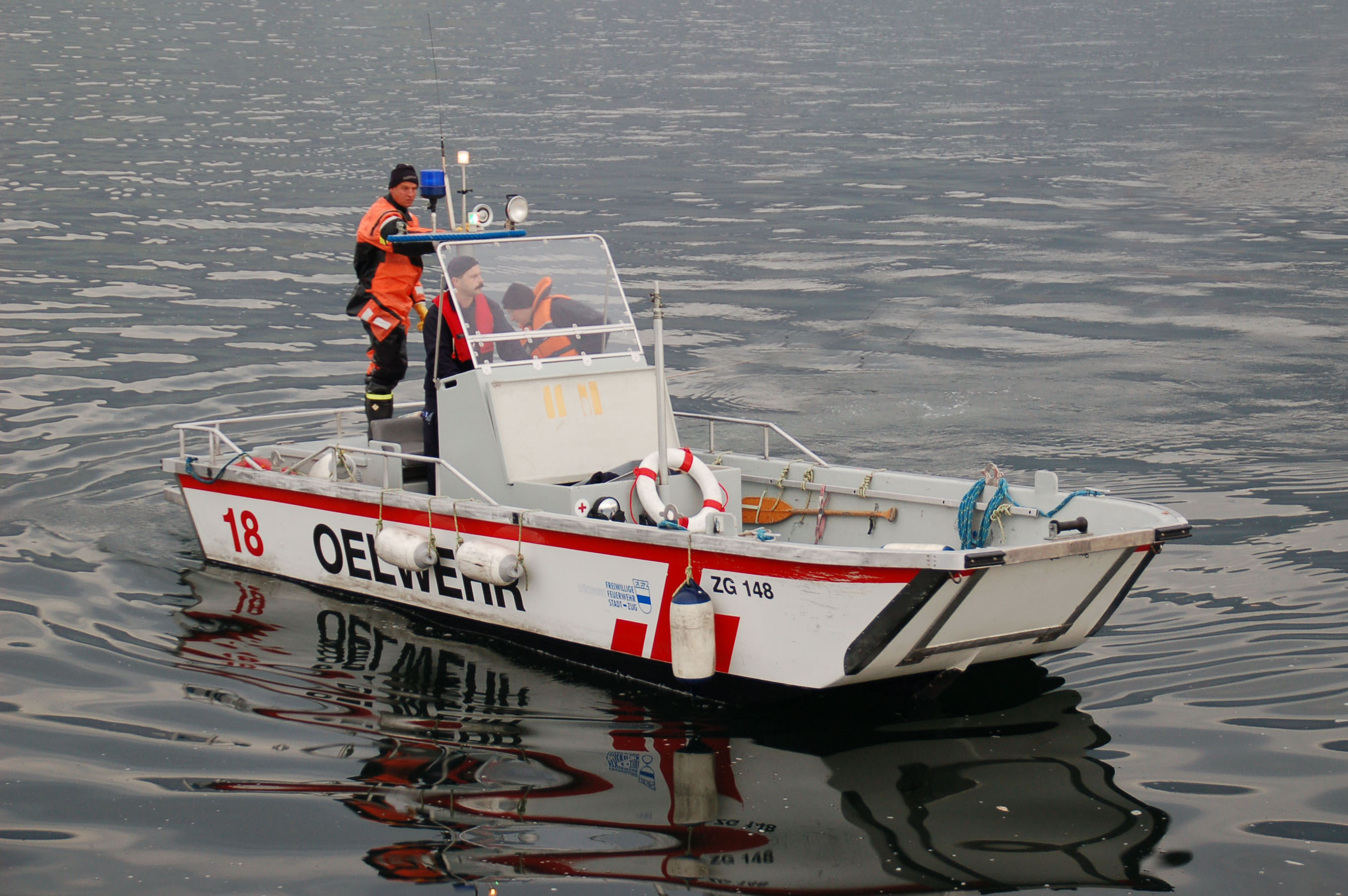 Müller Spiez, 1983, 6 Zylinder MerCruiser 4.3 l 210 PS, Propeller, Gewicht: 1.5 t, Nutzlast: 1 t, 12 Personen Zuladung, Länge: 7.2 m, Breite: 2.6 m
Aufbau: Winde, Lösch- und Lenzpumpe, Ölwehrmaterial, Seerettungsmaterial