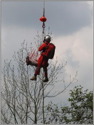 Die Personenrettung, aus dem unwegsamen Gelände, erfolgt mit dem Heli.
