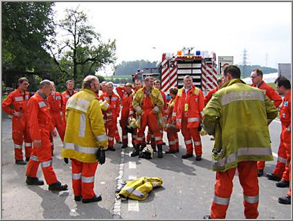 Einsatzbesprechung vor Ort.