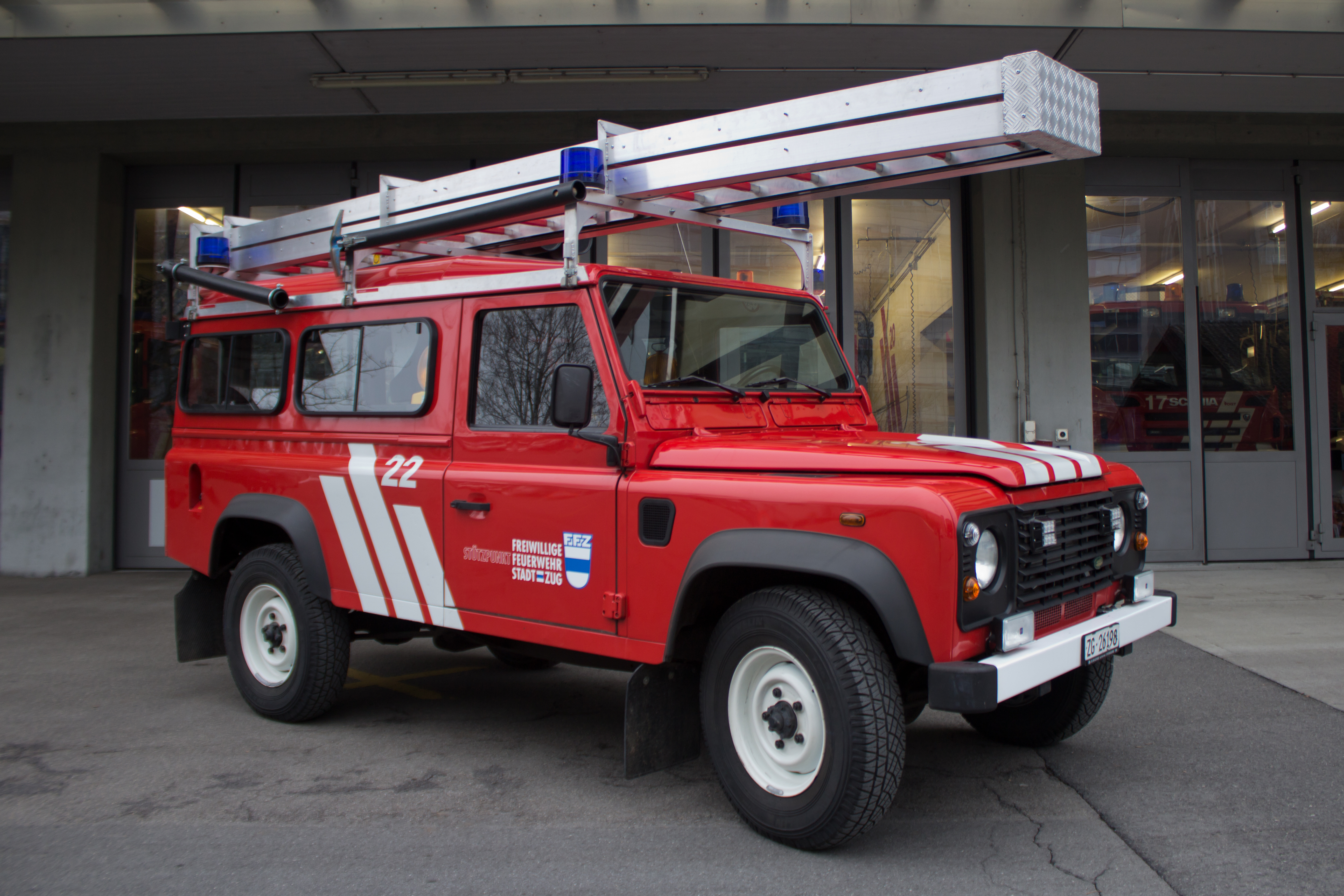 Landrover Defender 110TD5, 2004, 5 Zylinder Turbo Common Rail Diesel, 120 PS, Allrad, Gewicht: 3.05 t, Länge: 4.6 m, Höhe: 2.45 m, Breite: 1.8 m, 9 Plätze			
Aufbau: Steckleiter, Stative, Pickel, Schaufel, Rettungsseile, Scheinwerfer, Kabelrollen, Handlampe, Blitzleuchten, Stablampen, Faltsignale, Hydrantenschlüssel, Sanitätsrucksack