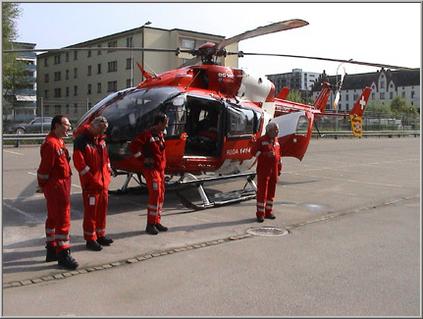 Die REGA Crew insturiert unsere Feuerwehrleute im Bereich Flughelfer.
