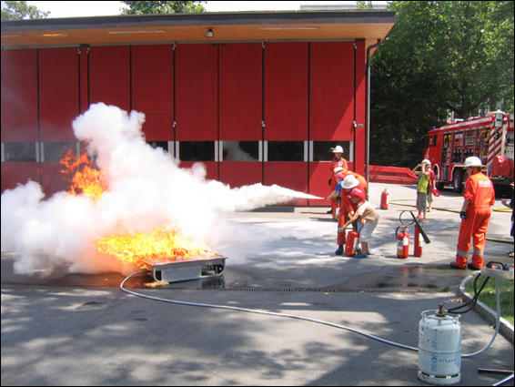 Handhabung mit Feuerlöschern
