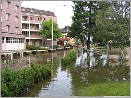Ganze Quartiere sind immer noch unter Wasser.