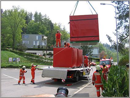 Die Elemente der Pionierbrücke werden mit dem Heli zur Unfallstelle, im unwegsamen Gelände, transportiert.