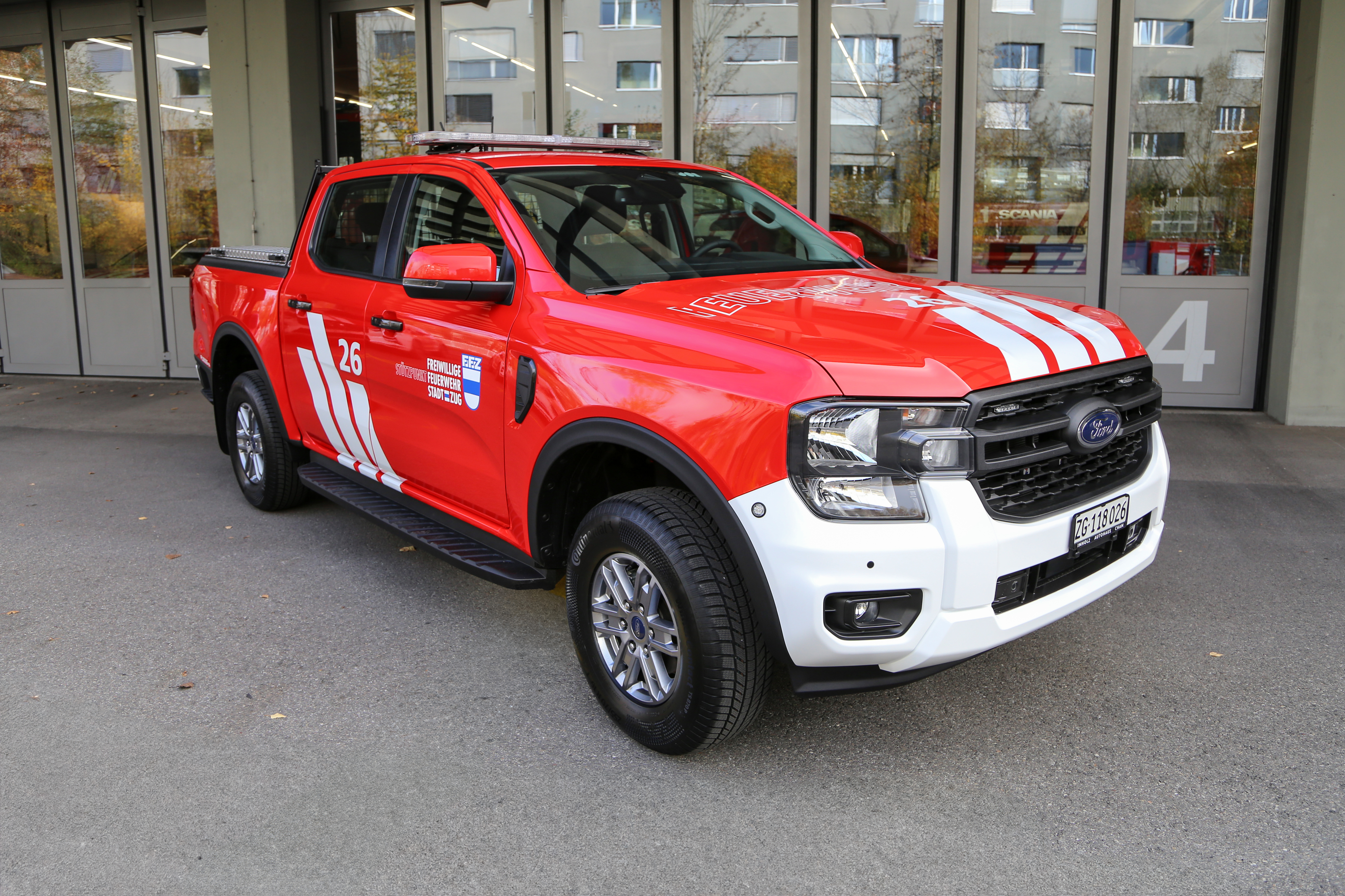 Ford Ranger 4x4 XLT, 2024, 170 PS, Allrad, Gewicht: 3.2 t, Länge: 5,4 m, Höhe: 2 m, Breite: 1.95 m, 5 Plätze
Aufbau: Faltsignale, Blitzleuchten, Handlampe, Handfunkgerät, Stablampen, Absperrband, Feuerlöscher, Ladungssicherungsnetz