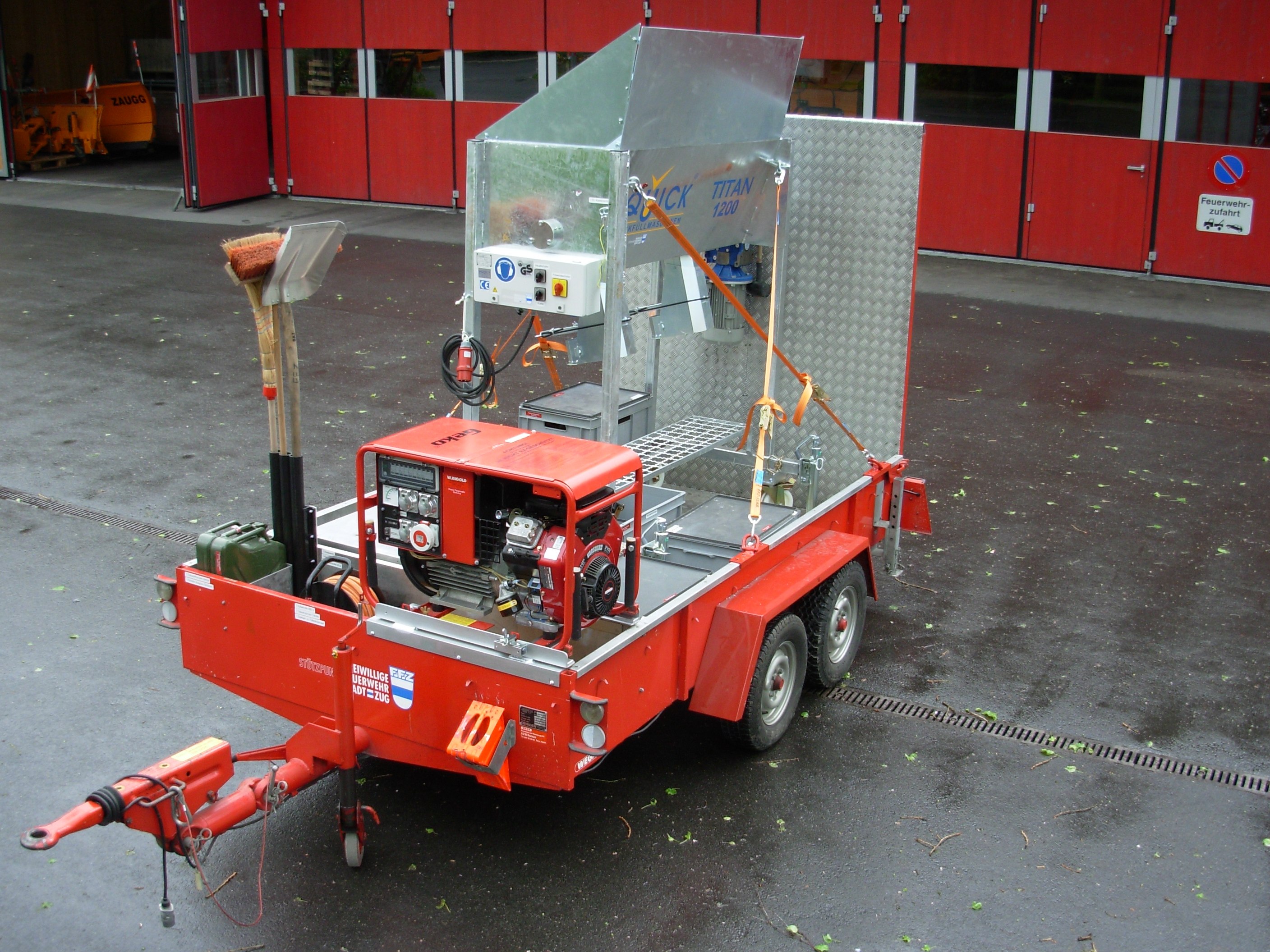 Vogt, Saquick Titan 1200, 2006
Aufbau: Sandsackabfüllanlage, Elektroaggregat, Werkzeug, Sandsackhüllen, Nähmaschine, Beleuchtungsmaterial, Kabelrolle, Treibstoffkanister
