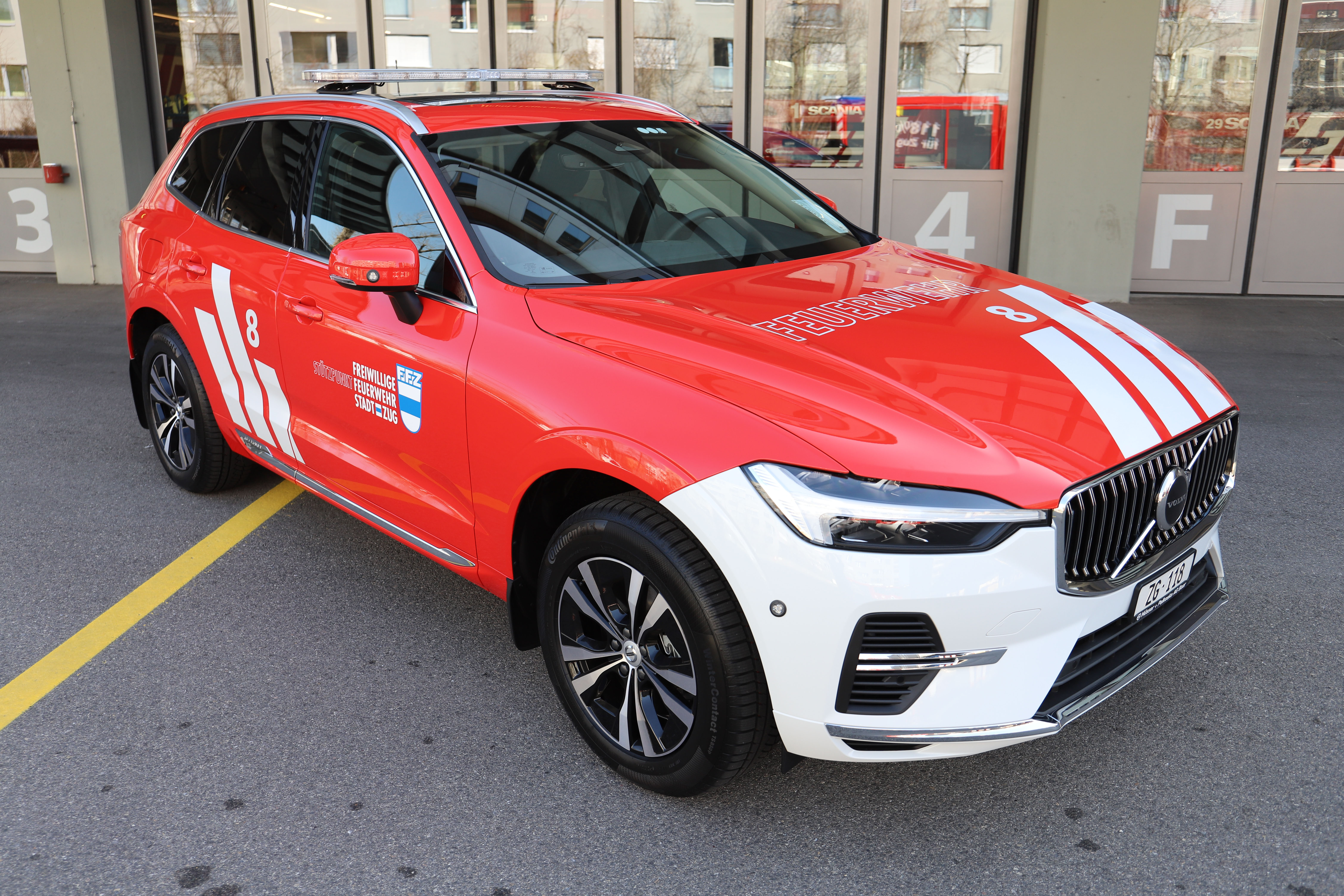 Volvo XC60, 2022, Benzin/Elektro Plug in Hybrid, Allrad, Gewicht: 2.66 t, Länge: 4.7 m, Höhe: 1.8 m, Breite: 1.9 m, 5 Plätze
Aufbau: Sicherungs- und Absperrmaterial, Wärmebildkamera, Diverse Messgeräte, Einsatzunterlagen, Fotokamera, Defibrillator