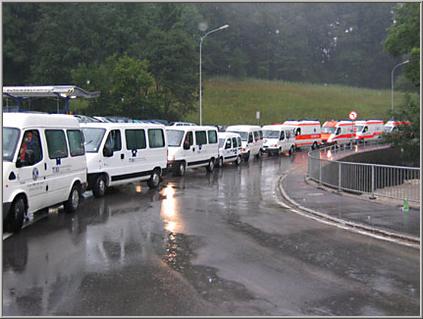 Konvoi wartet im Schmidtli auf die Strassenfreigabe.
