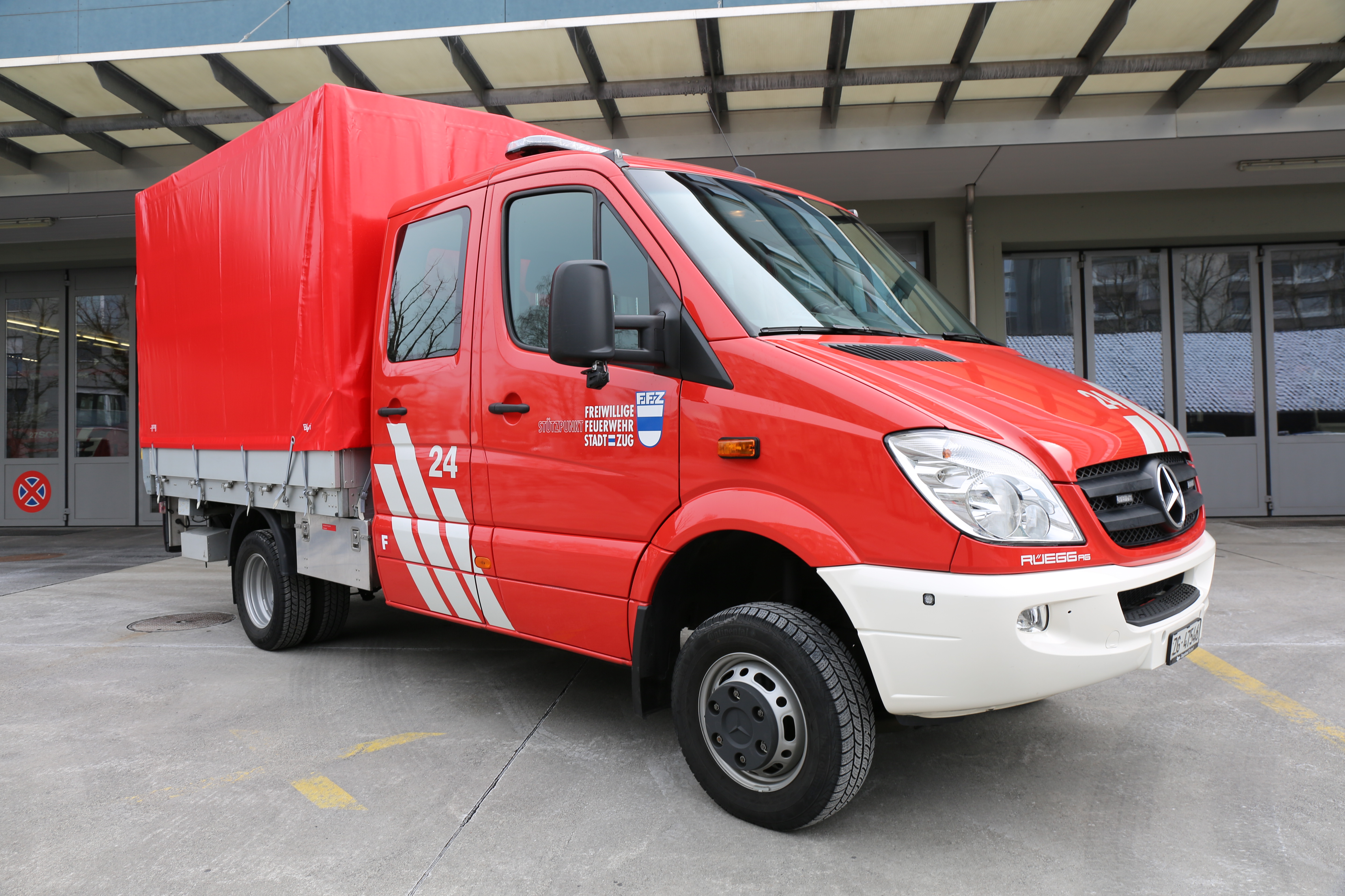 Mercedes Sprinter, 2011, Blachenaufbau Februar 2018, 4 Zylinder Diesel, 160 PS, Allrad, Gewicht: 5 t, Länge: 6.5 m, Höhe: 2.75 m, Breite: 2.22 m, 7 Plätze
Aufbau: Ladebrücke, Hebebühne 750 kg Nutzlast, Zurrgurten, Faltsignale, Blitzleuchten, Handlampen, Handfunkgerät, Stablampen, Absperrband