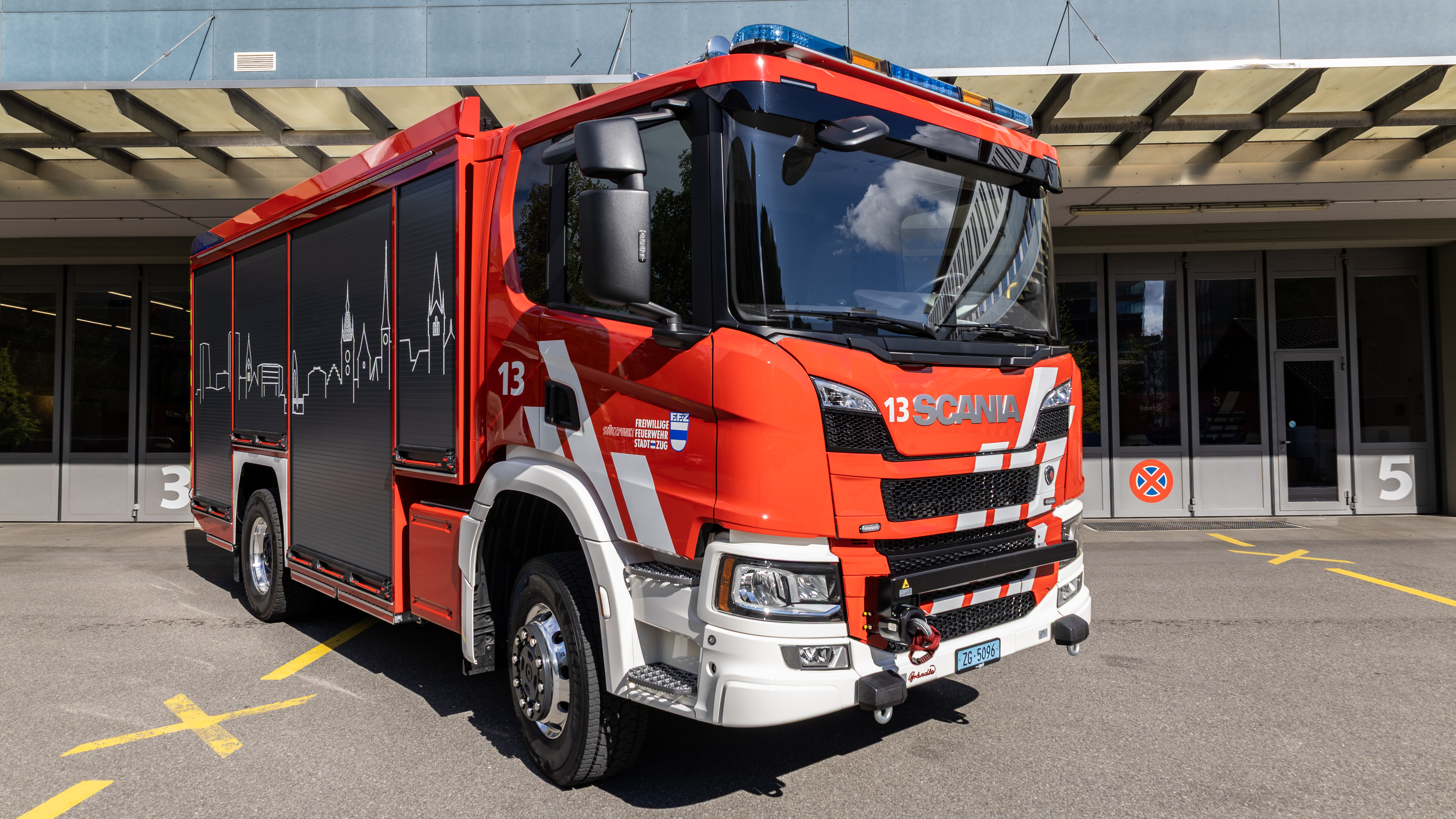 Scania P460 B4x4, 2025, 460 PS, Allrad, Gewicht: 18 t, Länge: 8 m Höhe: 3.4 m, Breite: 2.5 m, 3 Plätze
Aufbau: Generator 35 kVA, LED Lichtmast 24 V/230 V, Hydraulische Rettungsgeräte, Seilwinde 8 t/75 m, Geräte zum Heben und Trennen