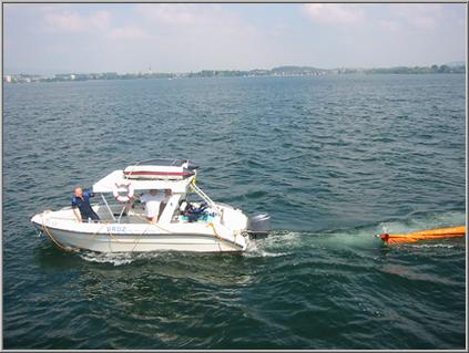 Der Seerettungsdienst Zugersee hilft beim verlegen der Ölsperren.