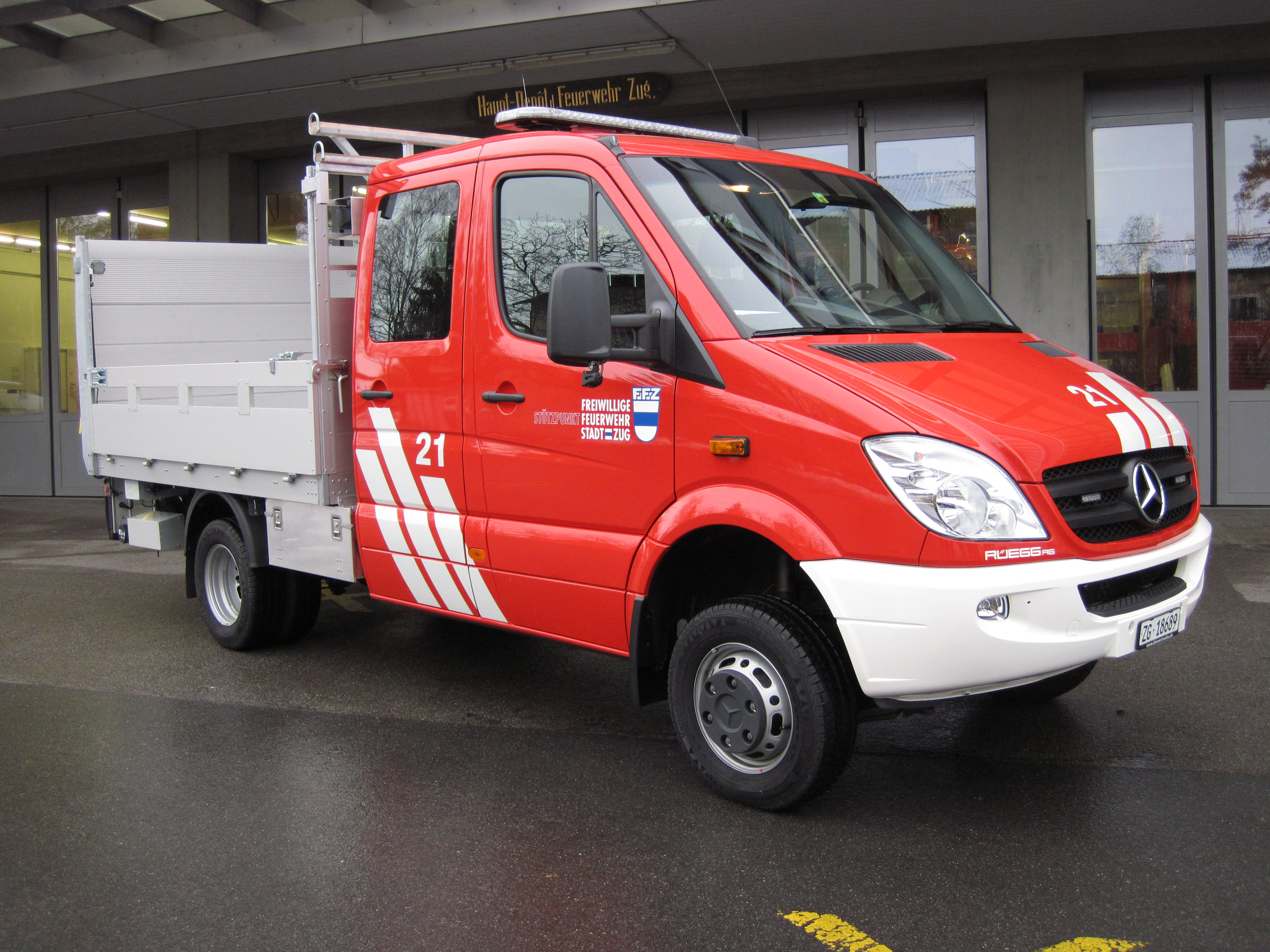 Mercedes Sprinter, 2011, 4 Zylinder Diesel, 160 PS, Allrad, Gewicht: 5 t, Länge: 6.5 m, Höhe: 2.75 m, Breite: 2.22 m, 7 Plätze
Aufbau: Ladebrücke, Hebebühne 750 kg Nutzlast, Zurrgurten, Faltsignale, Blitzleuchten, Handlampen, Handfunkgerät, Stablampen, Sicherungsnetz, Absperrband
